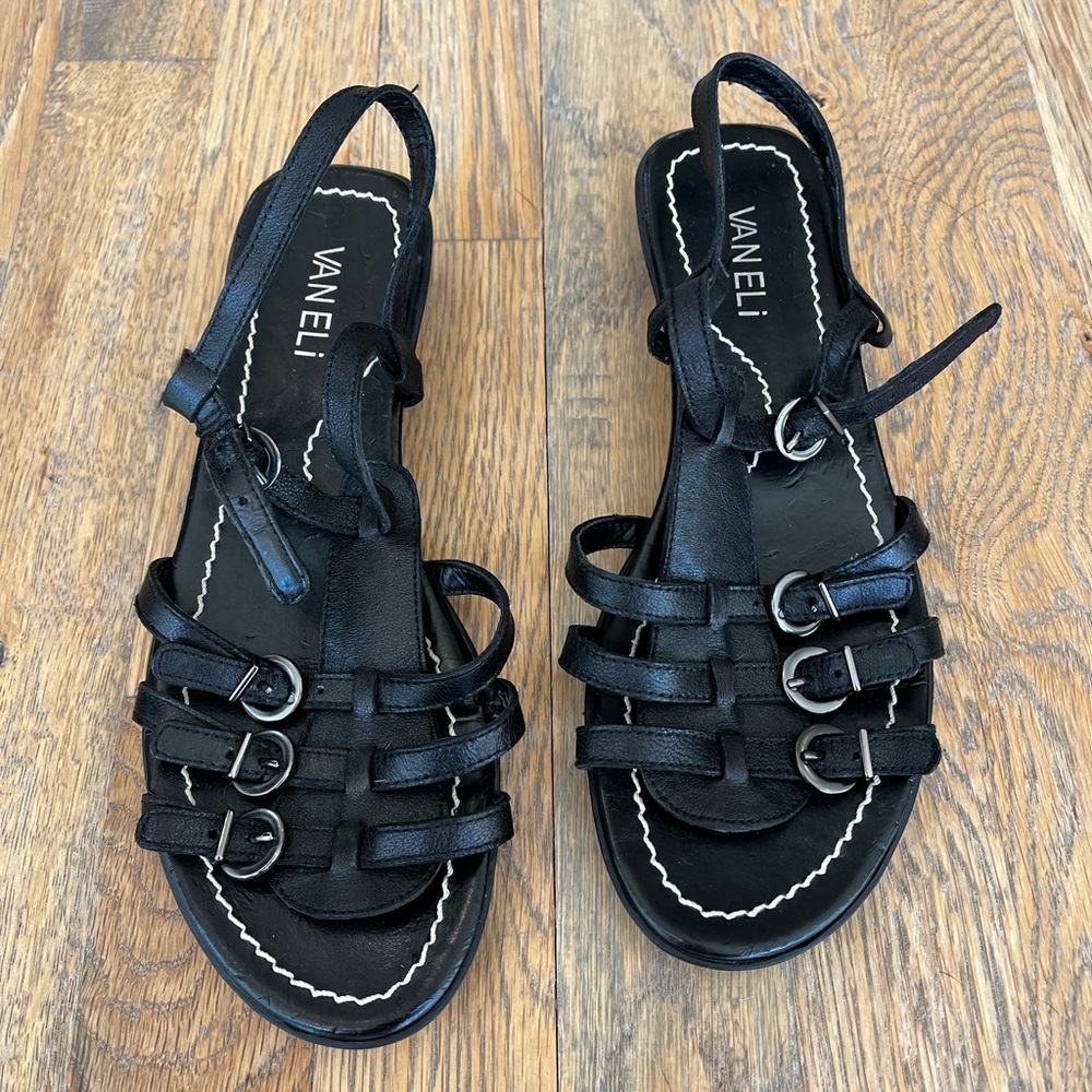 Vanelli black leather strapped sandals size 7W